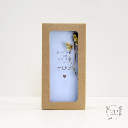 Droogbloemen kaart ‘A Hug’ met houder