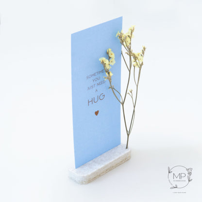 Droogbloemen kaart ‘A Hug’ met houder