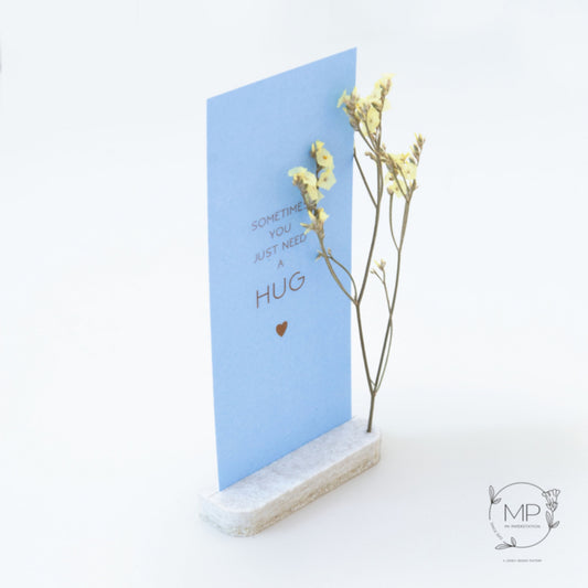 Droogbloemen kaart ‘A Hug’ met houder