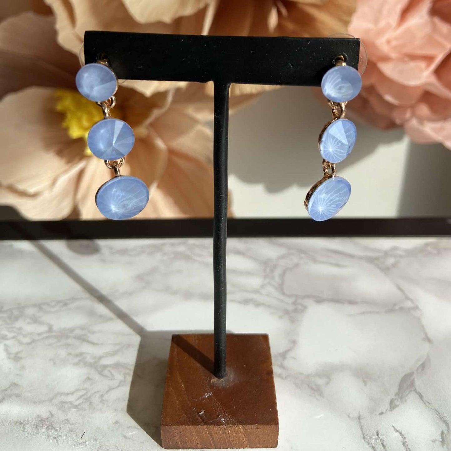 Triple Round Stone Licht Blauw Oorbellen